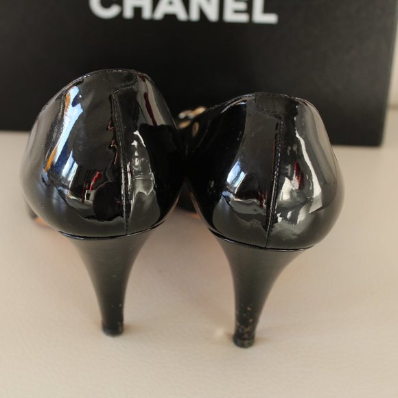 CHANEL BLACK PATENT LEATHER PUMPS HEELS SHOES ESCAPRINS 40 CHAIN LOGO - Picture 3 of 7